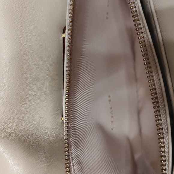 Coach Pillow Yabby 26 ***missing crossbody strap and coach leather tag w/blemish - Picture 11 of 16